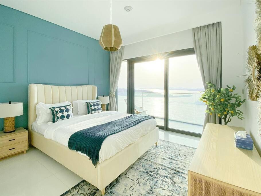 Trophy 2bdr Sandy Shores Retreat With Panoramic Sea View & Private Access Appartement *